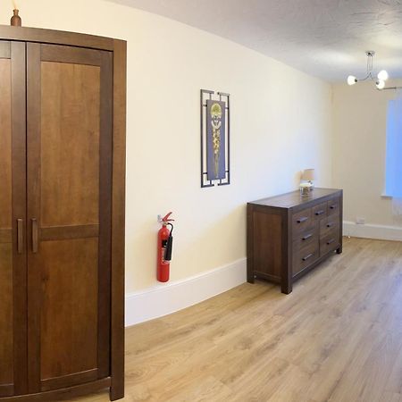 Stay In Yeovil Town Centre, Large 2 Bd Apt With Parking, Sleeps 4 Exterior foto